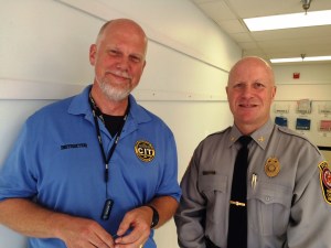 Tom von Hemert, CIT expert, discusses mental health training issues with Colonel Roessler during a class break.